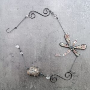 Závěs Vážka a oblázek (růžový odstín)