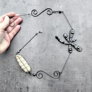 Závěs Vážka a říční kámen (černo-stříbrný)