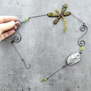 Závěs Vážka a říční kámen (zlatavě zelená)